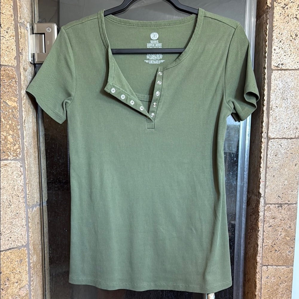 Kindred Bravely Nursing & Maternity Olive Green Women's Top - Medium!